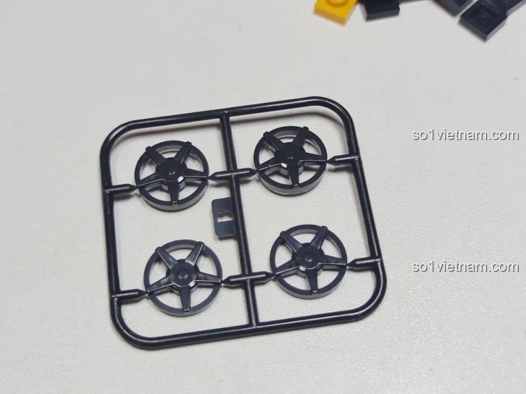 Khung bánh xe và vành xe của bộ GAOMISI T1092 Xe Cadillac mui trần, sẵn sàng để lắp vào mô hình.