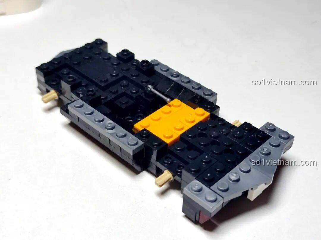 Góc nhìn phía sau của khung xe GAOMISI T1092 đang được lắp, cho thấy cấu trúc và các chi tiết ban đầu.