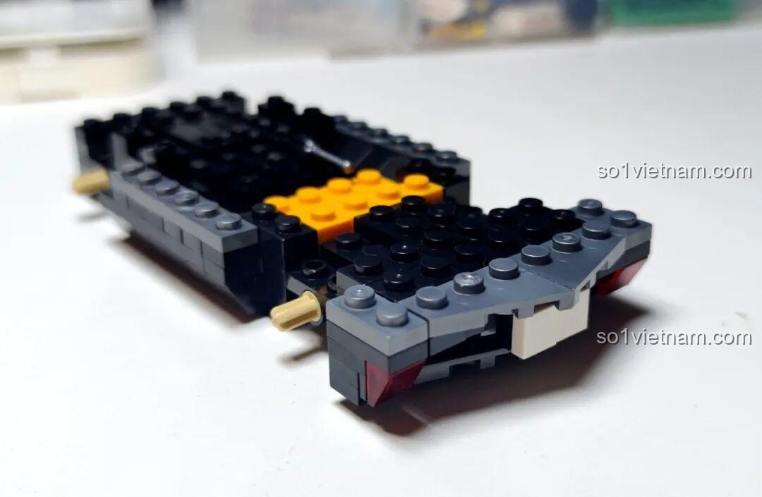 Góc nhìn phía trước của khung xe GAOMISI T1092 đang được lắp, dần hiện rõ hình dáng chiếc Cadillac.