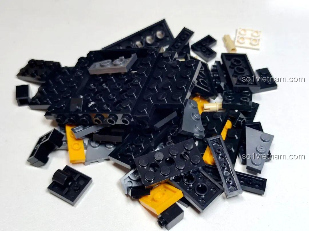 Tổng quan các mảnh ghép của bộ GAOMISI T1092 Xe Cadillac mui trần, với nhiều chi tiết màu đen và xám.