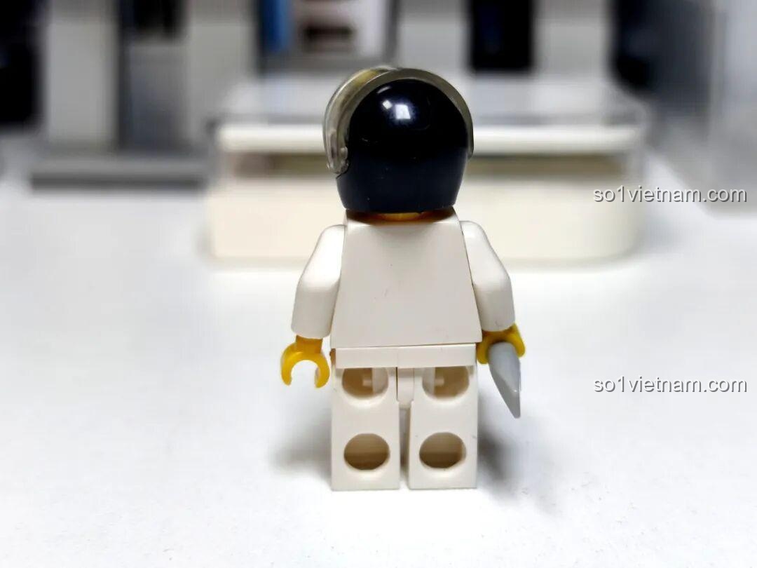 Mặt sau của minifigure tay đua bộ GAOMISI T1092, cho thấy chi tiết trang phục và phụ kiện.