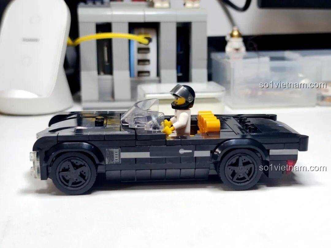 Góc nhìn ngang của minifigure tay đua trong Xe Thể Thao Mui Trần Cadillac Cổ Điển GAOMISI T1092.