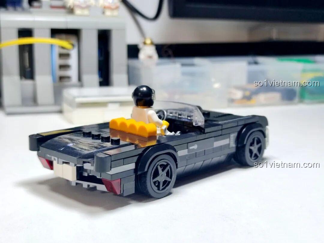 Góc nhìn phía sau của minifigure tay đua trong Xe Thể Thao Mui Trần Cadillac Cổ Điển GAOMISI T1092.