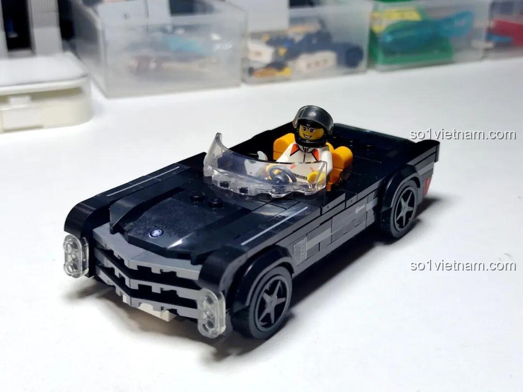 Góc nhìn phía trước của minifigure tay đua trong Xe Thể Thao Mui Trần Cadillac Cổ Điển GAOMISI T1092.
