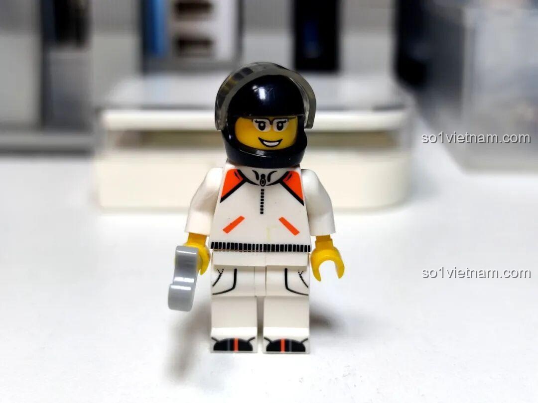 Minifigure tay đua đi kèm bộ GAOMISI T1092 Xe Cadillac mui trần, với trang phục trắng và mũ bảo hiểm đen.