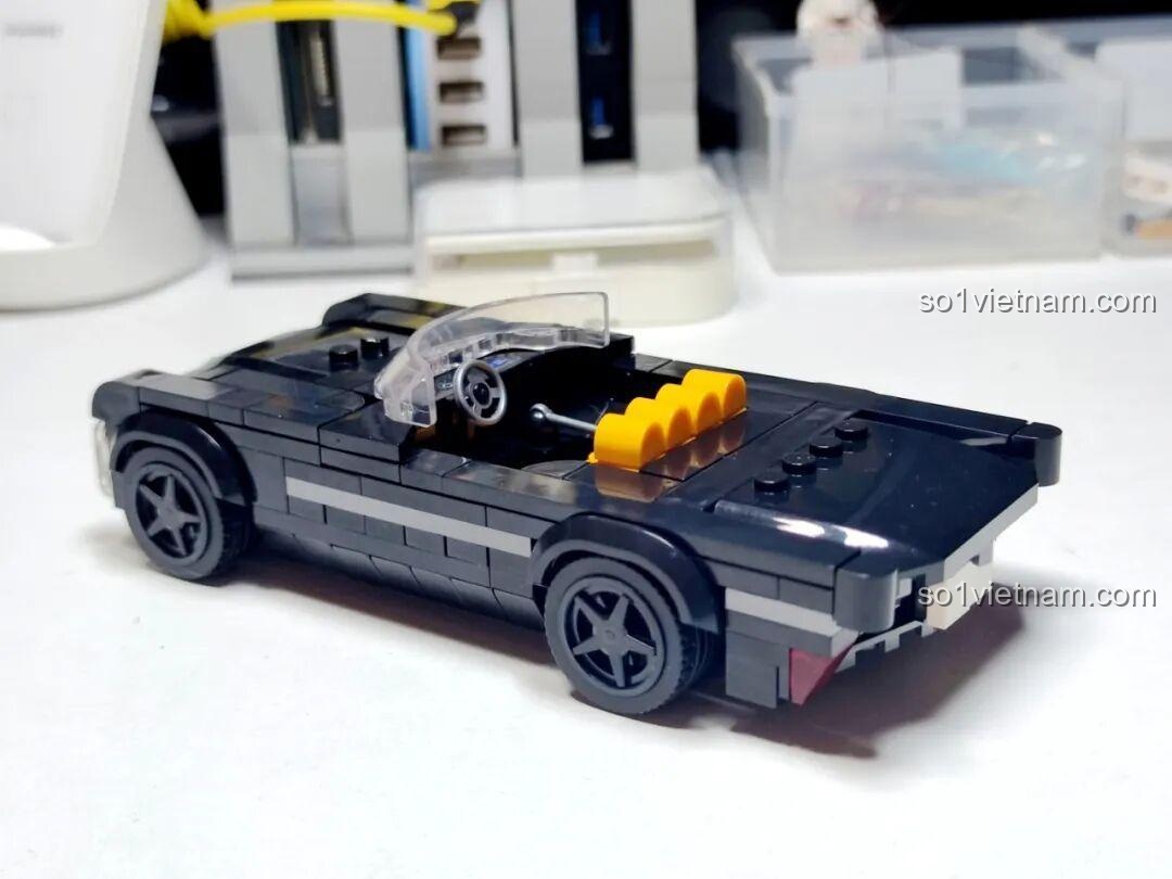 Mô hình hoàn chỉnh của Xe Thể Thao Mui Trần Cadillac Cổ Điển GAOMISI T1092 từ góc nhìn phía sau, với đèn hậu đỏ.