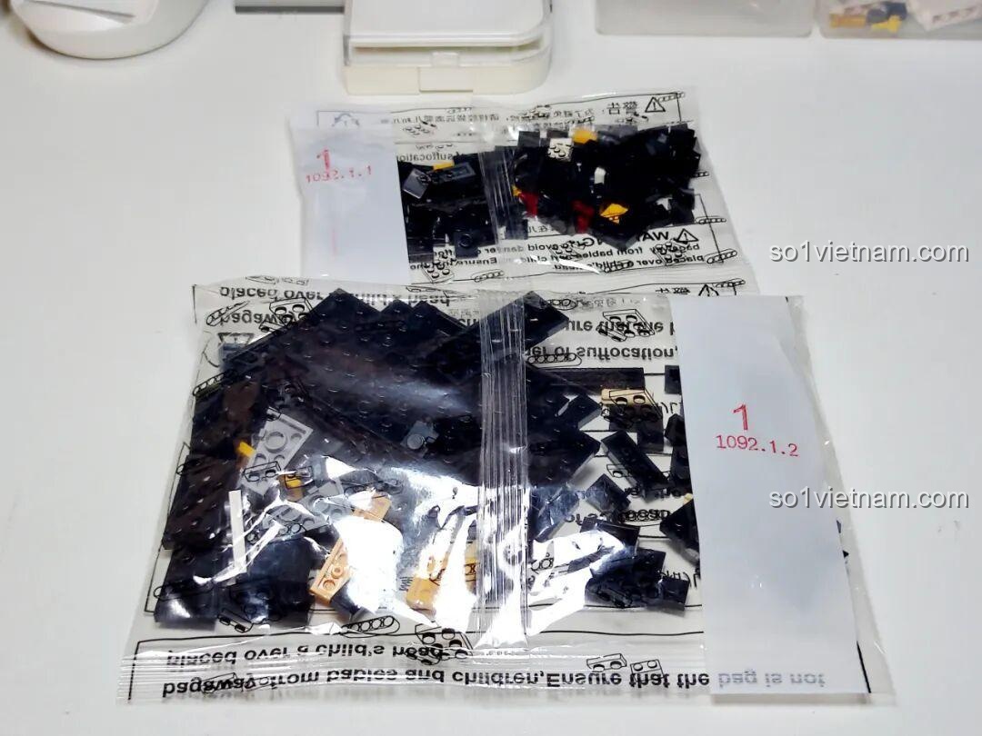 Cận cảnh các túi mảnh ghép số 1 của bộ GAOMISI T1092 Xe Cadillac mui trần, chứa các chi tiết ban đầu.