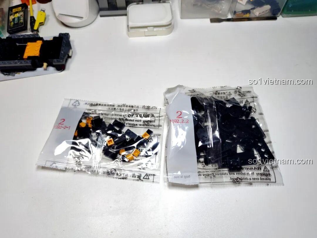 Các túi mảnh ghép số 2 của bộ GAOMISI T1092 Xe Cadillac mui trần, chứa các chi tiết tiếp theo cho thân xe.