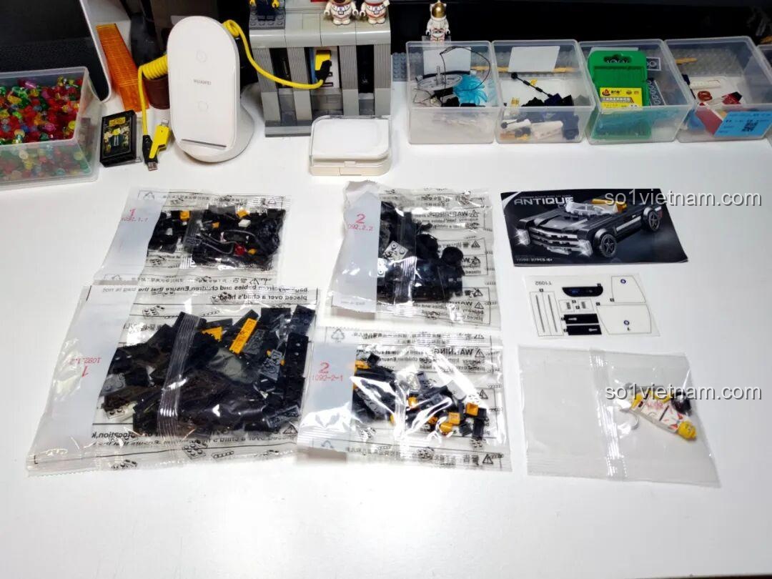 Các túi mảnh ghép và sách hướng dẫn của bộ GAOMISI T1092 Xe Cadillac mui trần được bày ra sau khi mở hộp.