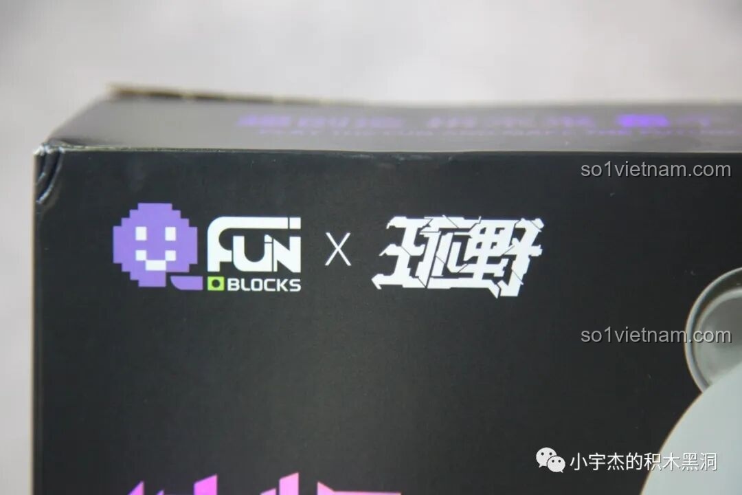 Logo Huan Ye trên hộp bộ lắp ráp Gấu Trúc Phi Hành Gia R3010