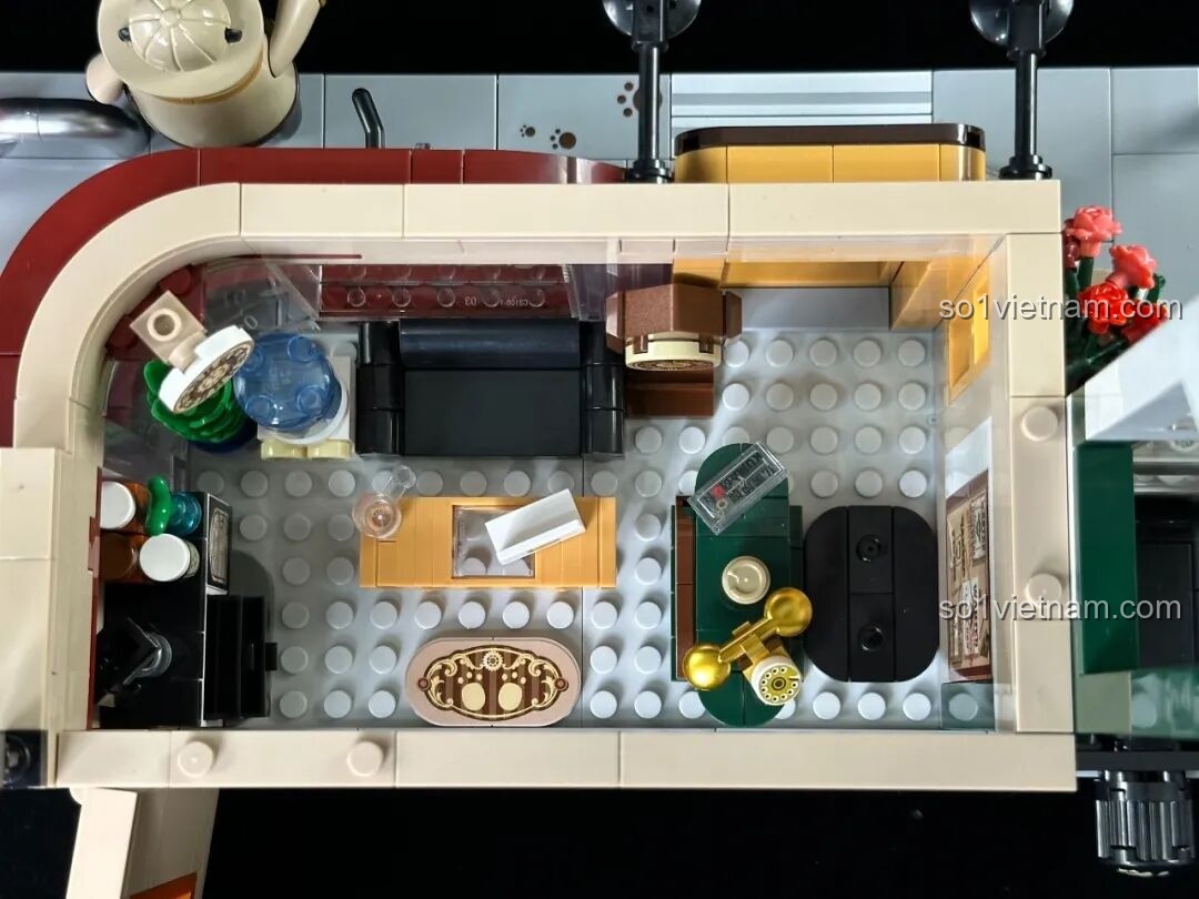 Mặt sau của inbrixx 880035 Văn phòng Thám tử Kumamon trong đêm, ánh sáng đèn LED hắt ra từ các cửa sổ.