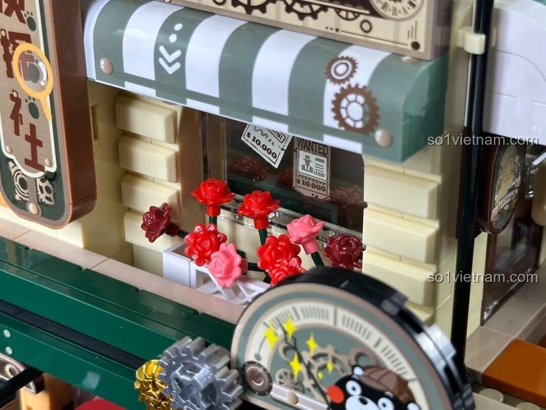 Cận cảnh nội thất tầng trên inbrixx 880035 Văn phòng Thám tử Kumamon trong đêm, với ghế sofa và bàn làm việc.