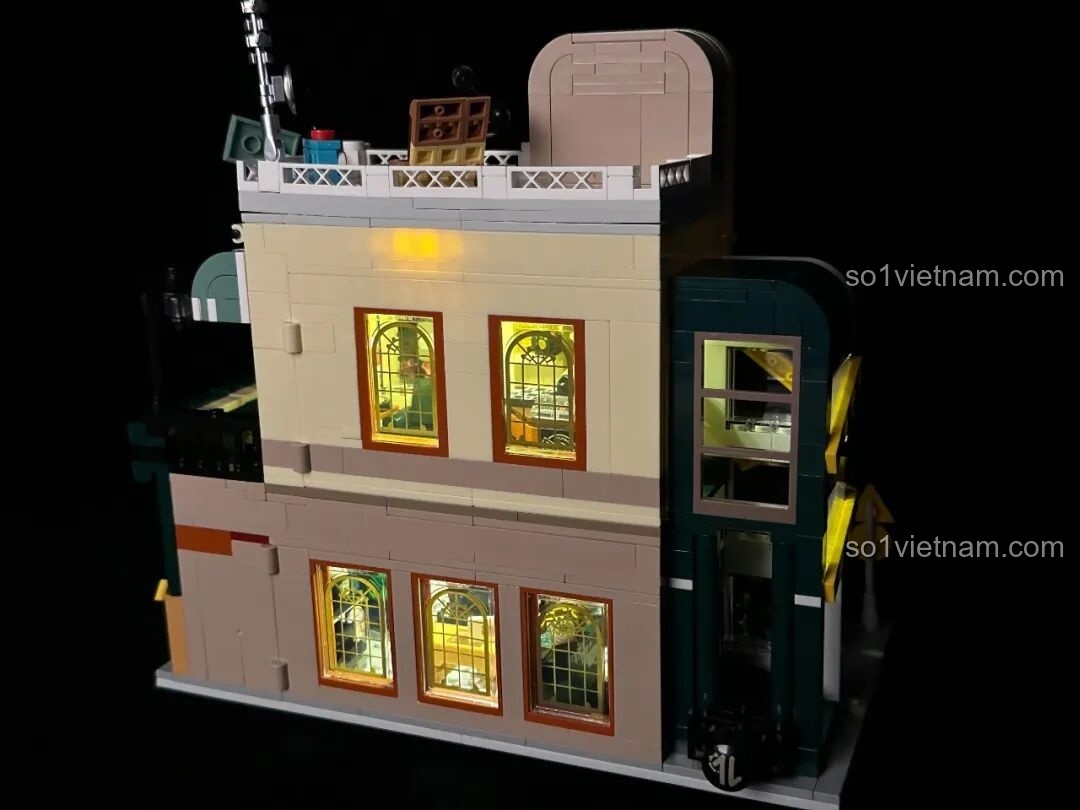 Cận cảnh nội thất tầng trên inbrixx 880035 Văn phòng Thám tử Kumamon trong đêm, với ghế sofa và các chi tiết trang trí.