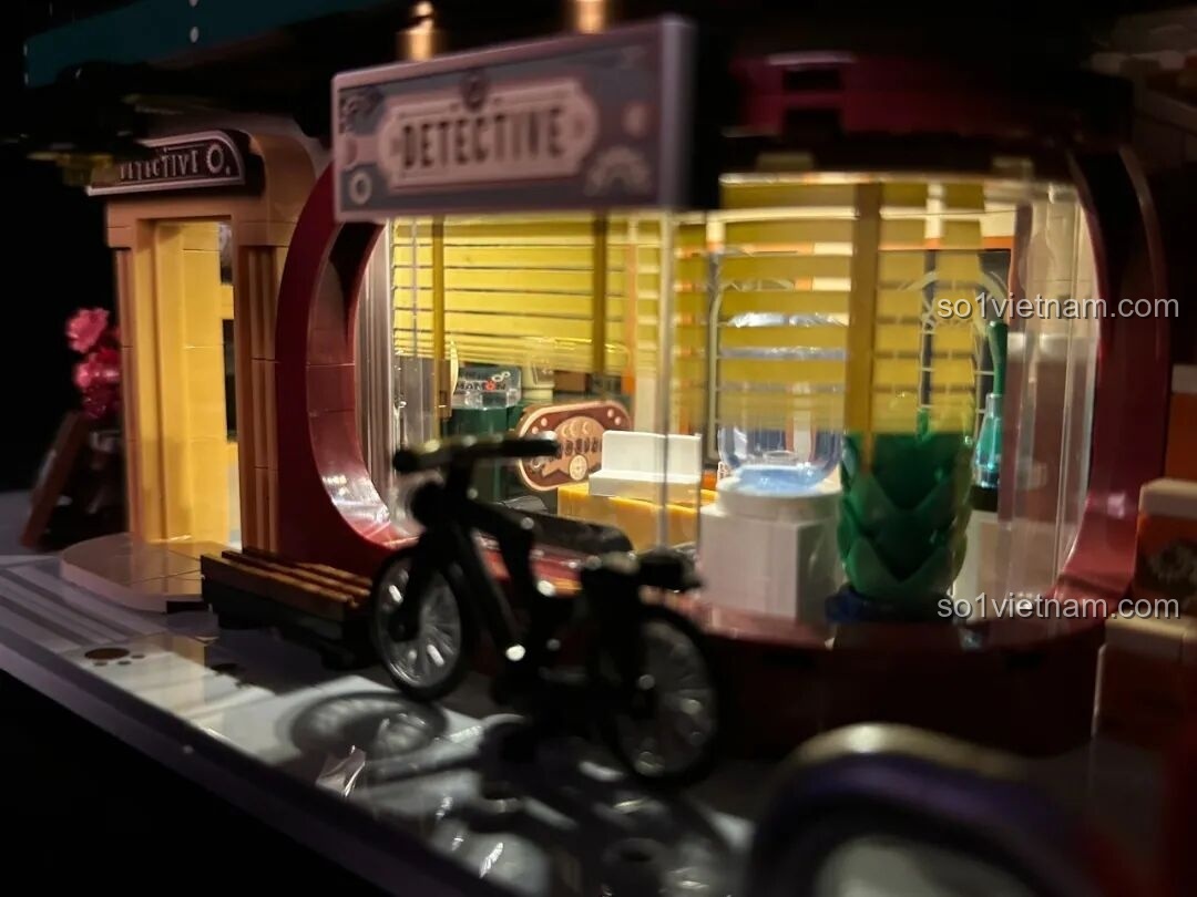 Cận cảnh nội thất tầng trên inbrixx 880035 Văn phòng Thám tử Kumamon trong đêm, với Kumamon và các vật dụng.