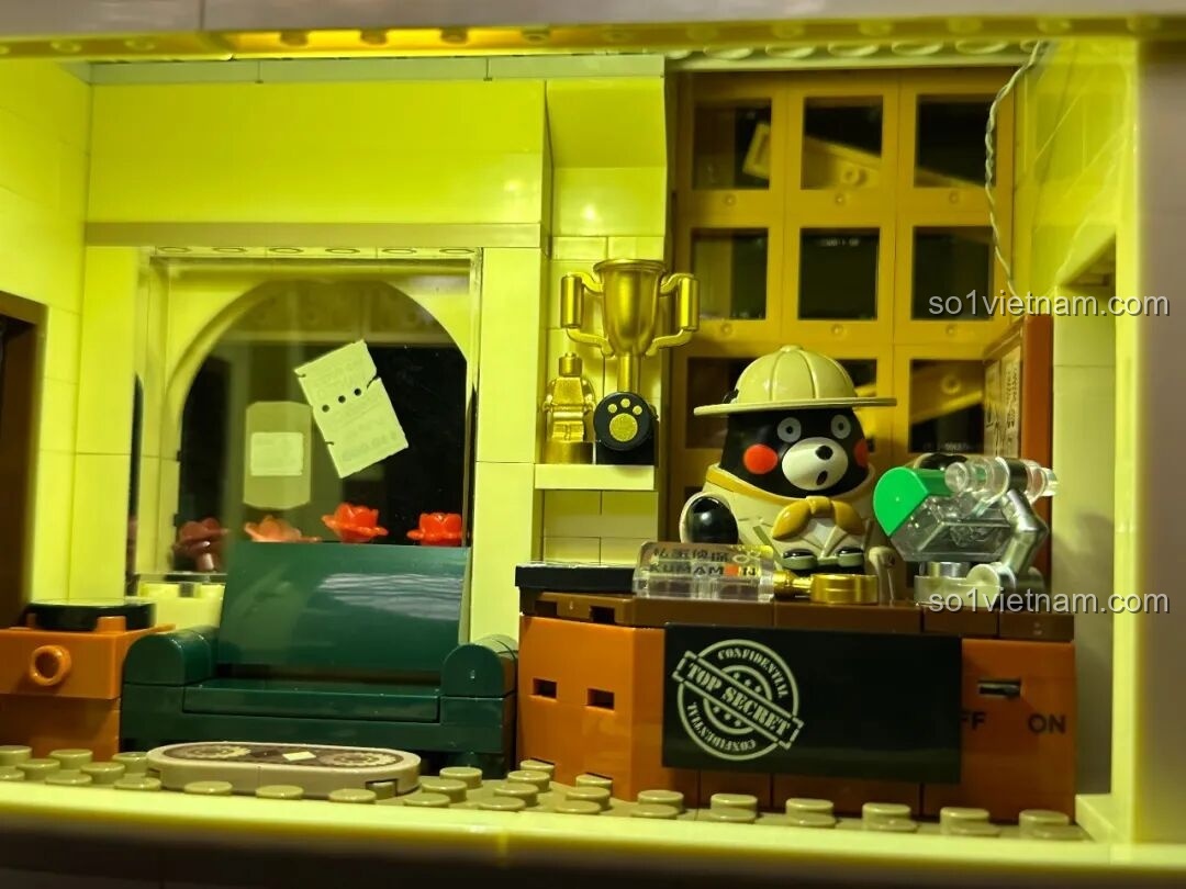 Cận cảnh nội thất tầng trên inbrixx 880035 Văn phòng Thám tử Kumamon trong đêm, với Kumamon và bàn làm việc.