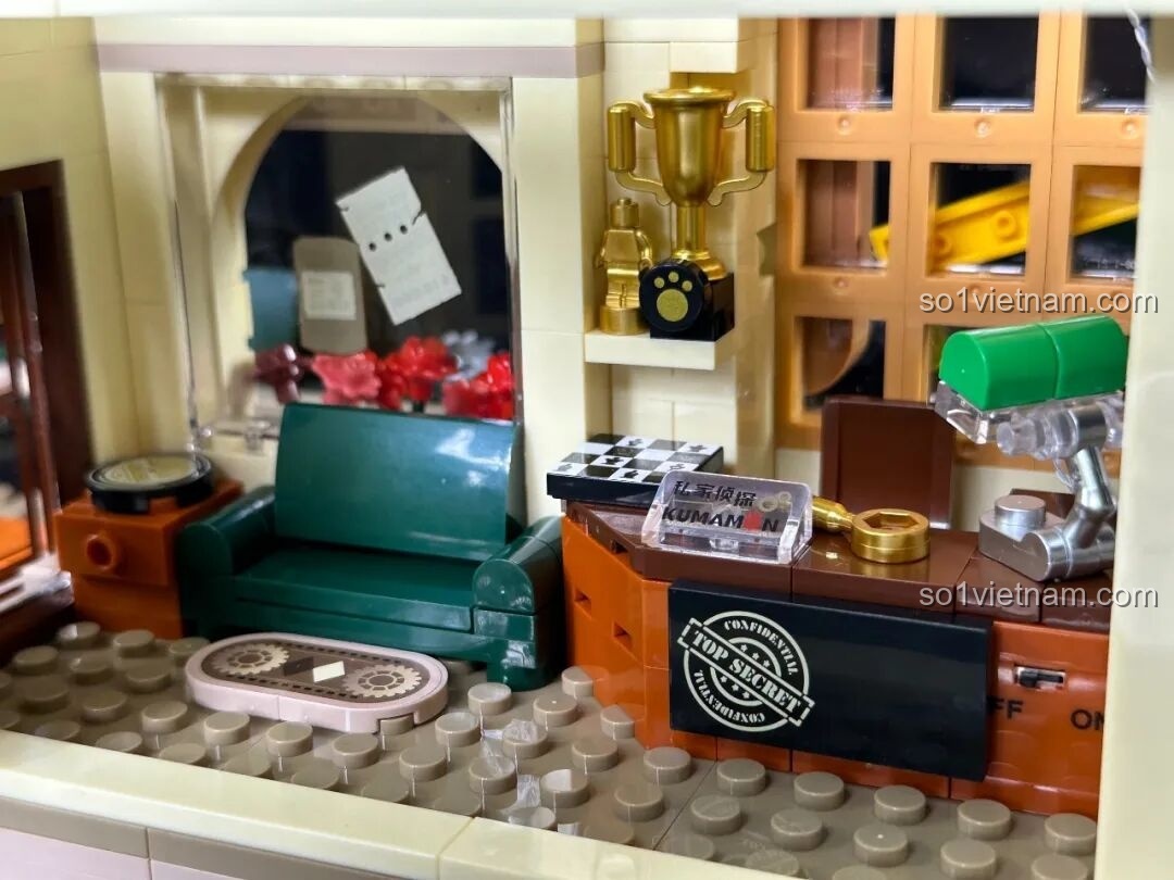 Cận cảnh nội thất tầng trên inbrixx 880035 Văn phòng Thám tử Kumamon trong đêm, với Kumamon thám tử và các vật dụng.