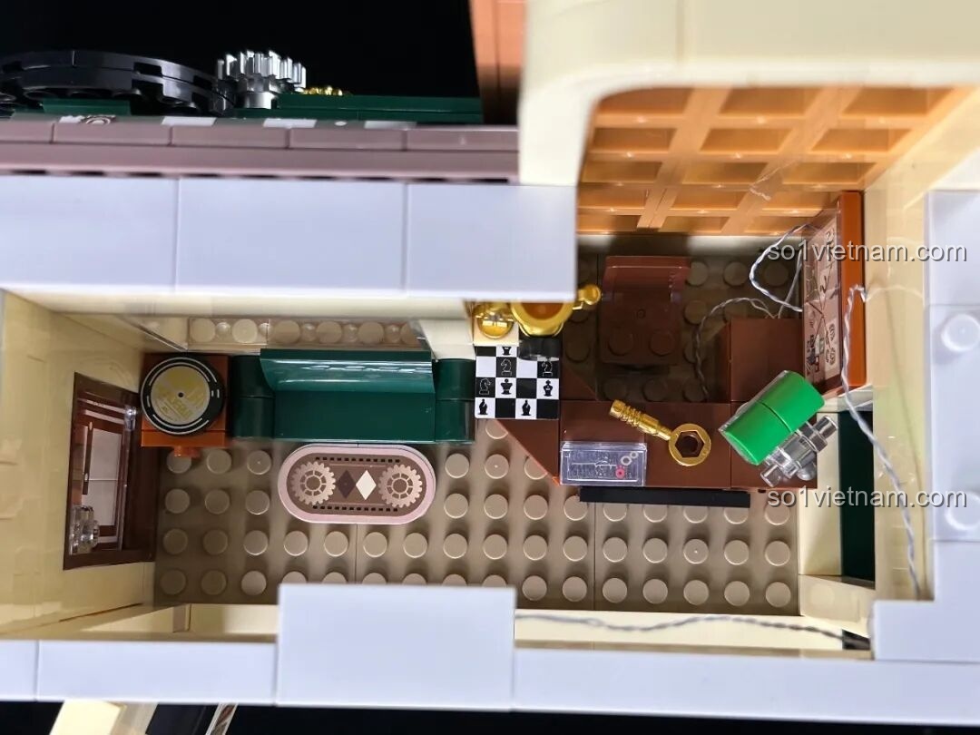 Cận cảnh nội thất tầng trệt inbrixx 880035 Văn phòng Thám tử Kumamon trong đêm, với quầy pha chế và các chi tiết nhỏ.