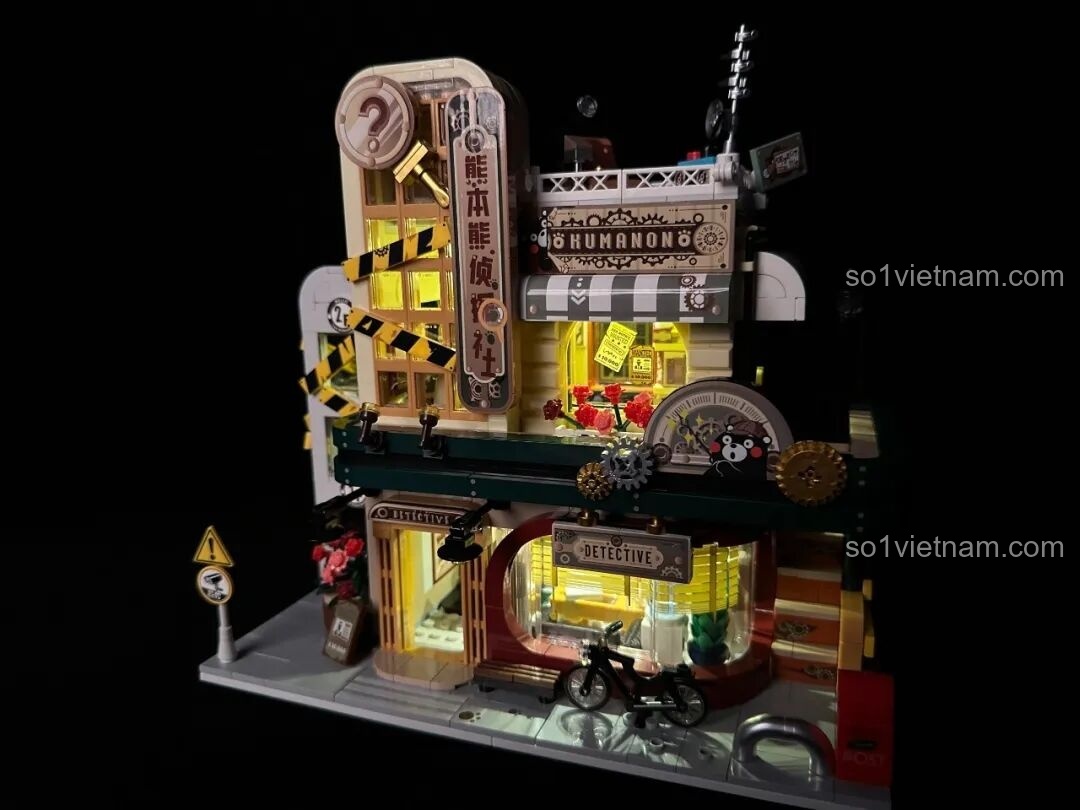 Cận cảnh nội thất tầng trệt inbrixx 880035 Văn phòng Thám tử Kumamon trong đêm, với bàn làm việc và các vật dụng.