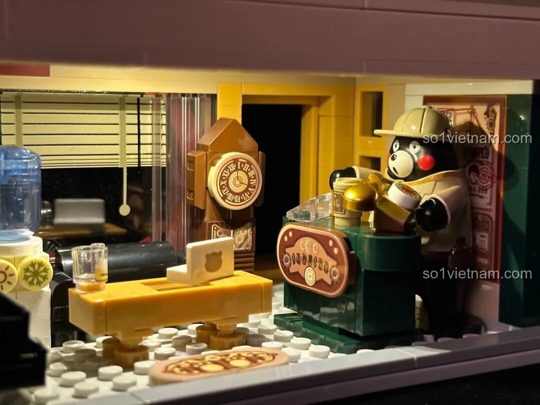 Cận cảnh nội thất tầng trệt inbrixx 880035 Văn phòng Thám tử Kumamon trong đêm, với các chi tiết nhỏ và ánh sáng.