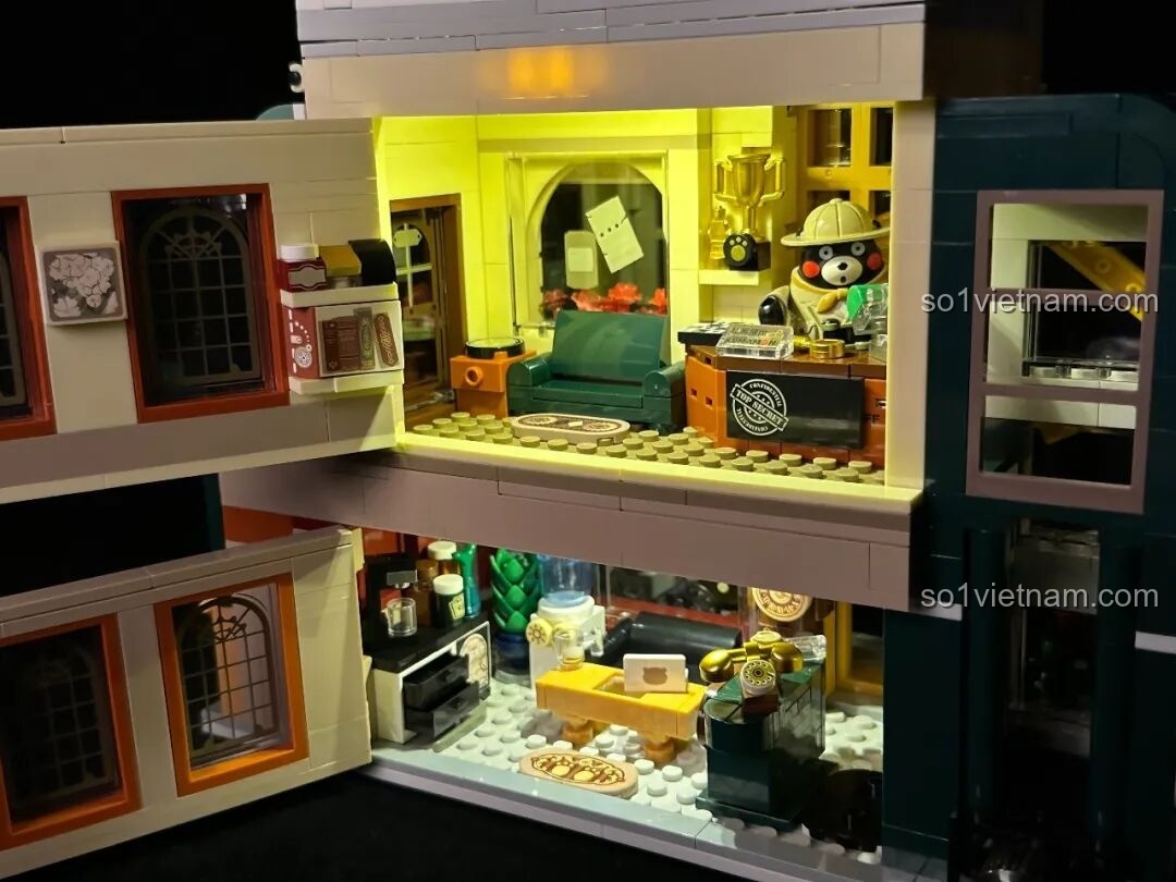 Cận cảnh nội thất tầng trệt inbrixx 880035 Văn phòng Thám tử Kumamon trong đêm, với quầy pha chế và đèn sáng.