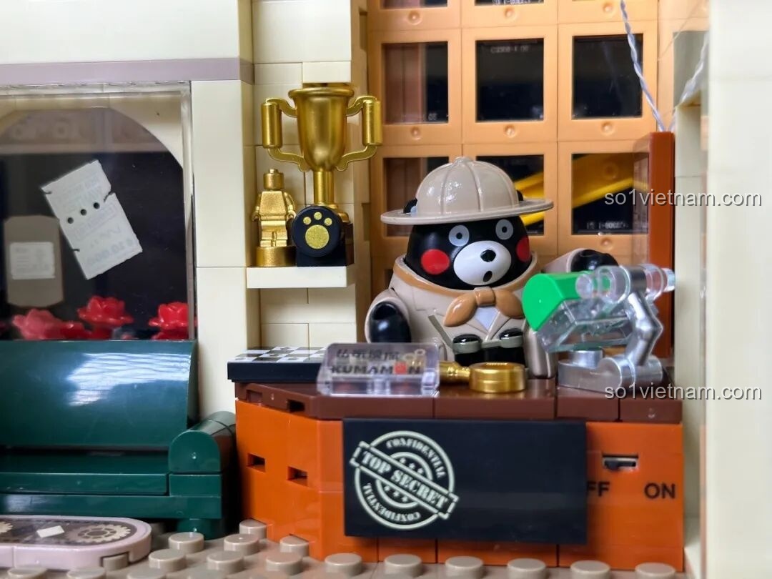 Nội thất tổng thể của inbrixx 880035 Văn phòng Thám tử Kumamon trong đêm, với ánh sáng vàng ấm áp từ đèn LED.