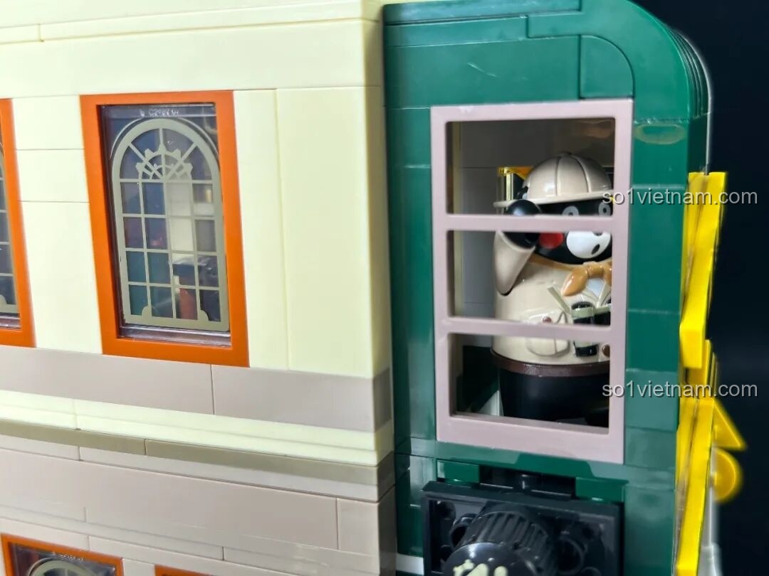 Cận cảnh nội thất tầng trệt inbrixx 880035 Văn phòng Thám tử Kumamon trong đêm, với đèn LED chiếu sáng các chi tiết.