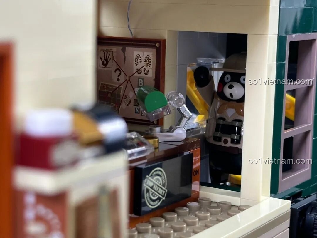 Góc nhìn xa của tầng trệt inbrixx 880035 Văn phòng Thám tử Kumamon trong đêm, với ánh đèn ấm áp từ bên trong.