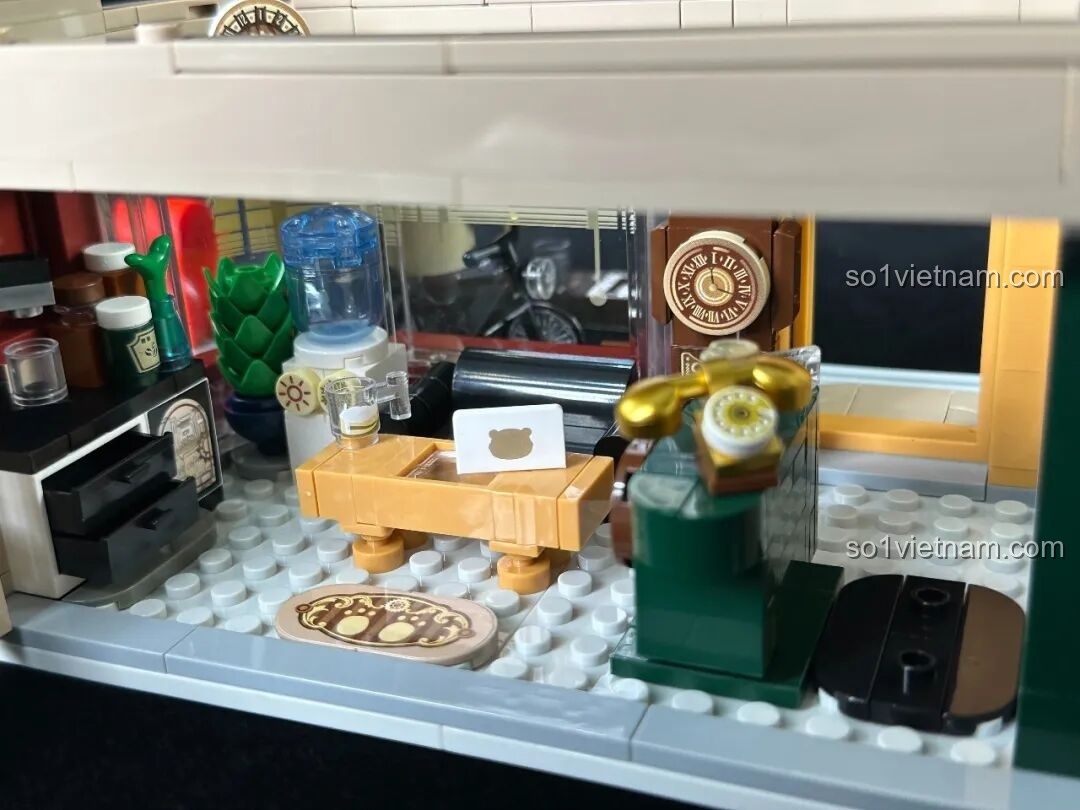 inbrixx 880035 Văn phòng Thám tử Kumamon trong đêm với đèn LED sáng rực, tạo hiệu ứng lung linh và huyền ảo.