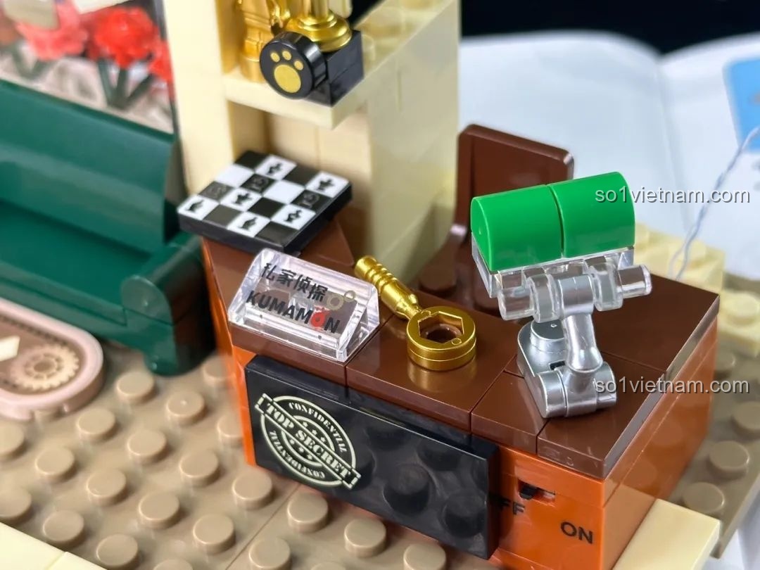 Bàn làm việc của Kumamon trong inbrixx 880035 Văn phòng Thám tử Kumamon với đèn bàn, bản đồ 