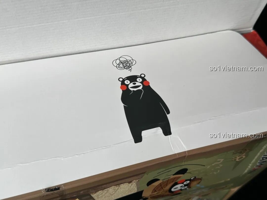 Hình ảnh chú gấu Kumamon đáng yêu được in bên trong nắp hộp inbrixx 880035 Văn phòng Thám tử Kumamon, tạo sự bất ngờ.