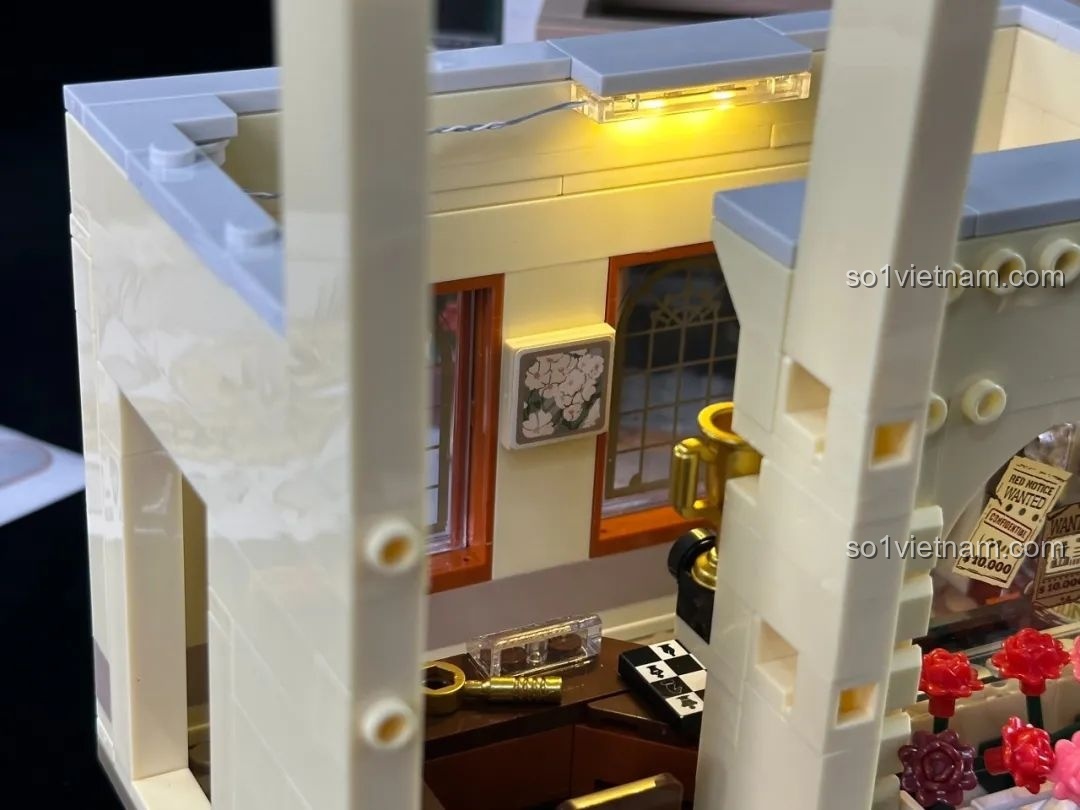 Các mảnh ghép riêng lẻ của minifigure Kumamon thám tử trong inbrixx 880035 Văn phòng Thám tử Kumamon, cho thấy cấu tạo.