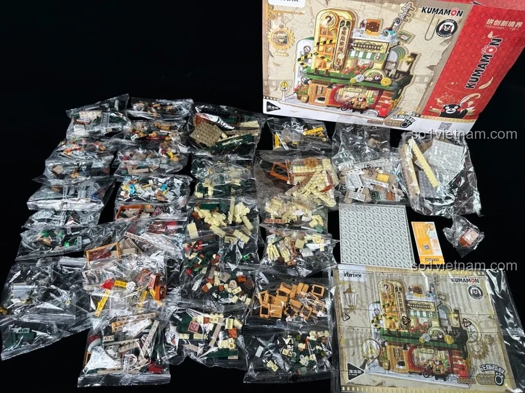 Toàn bộ các túi mảnh ghép của inbrixx 880035 Văn phòng Thám tử Kumamon được sắp xếp gọn gàng, sẵn sàng cho việc lắp ráp.