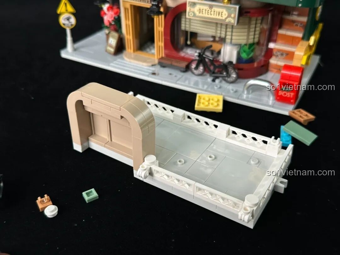 Cạnh phải của inbrixx 880035 Văn phòng Thám tử Kumamon, thể hiện các chi tiết bên hông và biển báo.