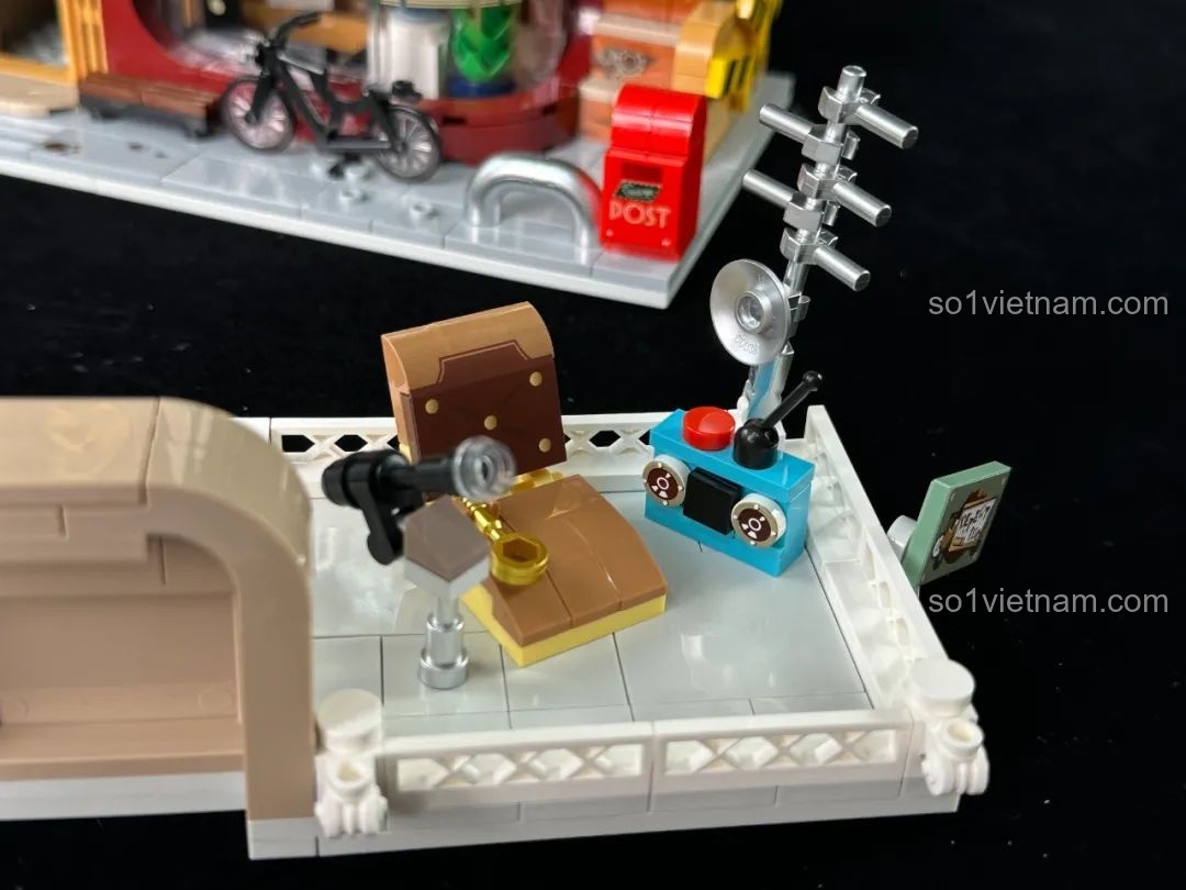 Cạnh trái của inbrixx 880035 Văn phòng Thám tử Kumamon, với các chi tiết trang trí và chậu hoa.