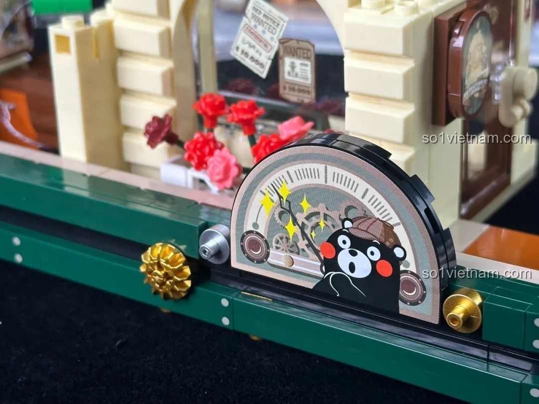 Chi tiết đồng hồ và hình ảnh Kumamon thám tử trên đường ray của inbrixx 880035 Văn phòng Thám tử Kumamon.