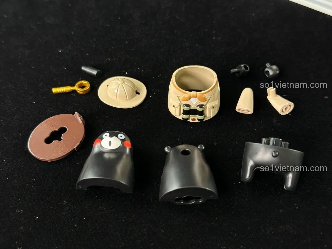 Cận cảnh chậu hoa hồng đỏ và hồng nhạt bên ngoài inbrixx 880035 Văn phòng Thám tử Kumamon, tạo điểm nhấn màu sắc.