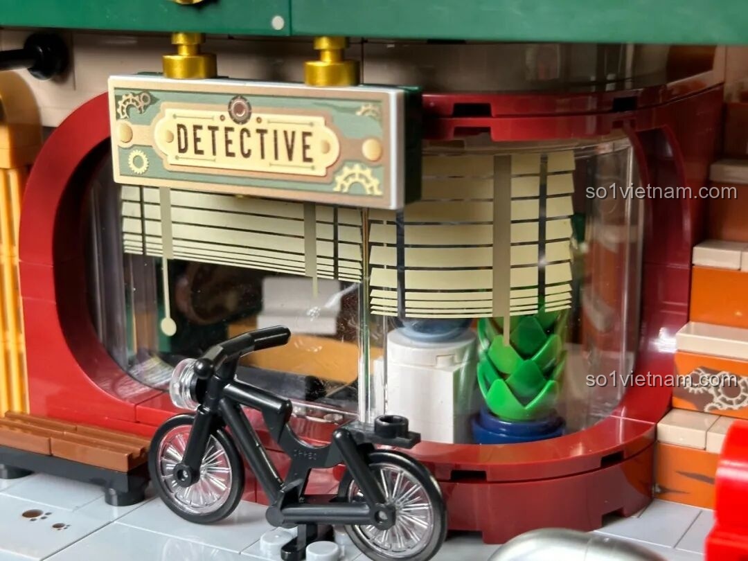 Cận cảnh chậu hoa hồng bên trong cửa sổ của inbrixx 880035 Văn phòng Thám tử Kumamon, tạo vẻ đẹp lãng mạn.