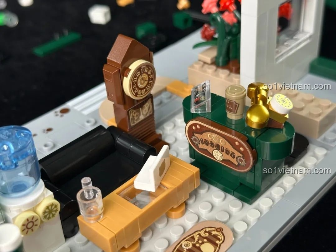 Chi tiết nội thất tầng trệt của inbrixx 880035 Văn phòng Thám tử Kumamon với đồng hồ, điện thoại cổ điển và quầy pha chế.