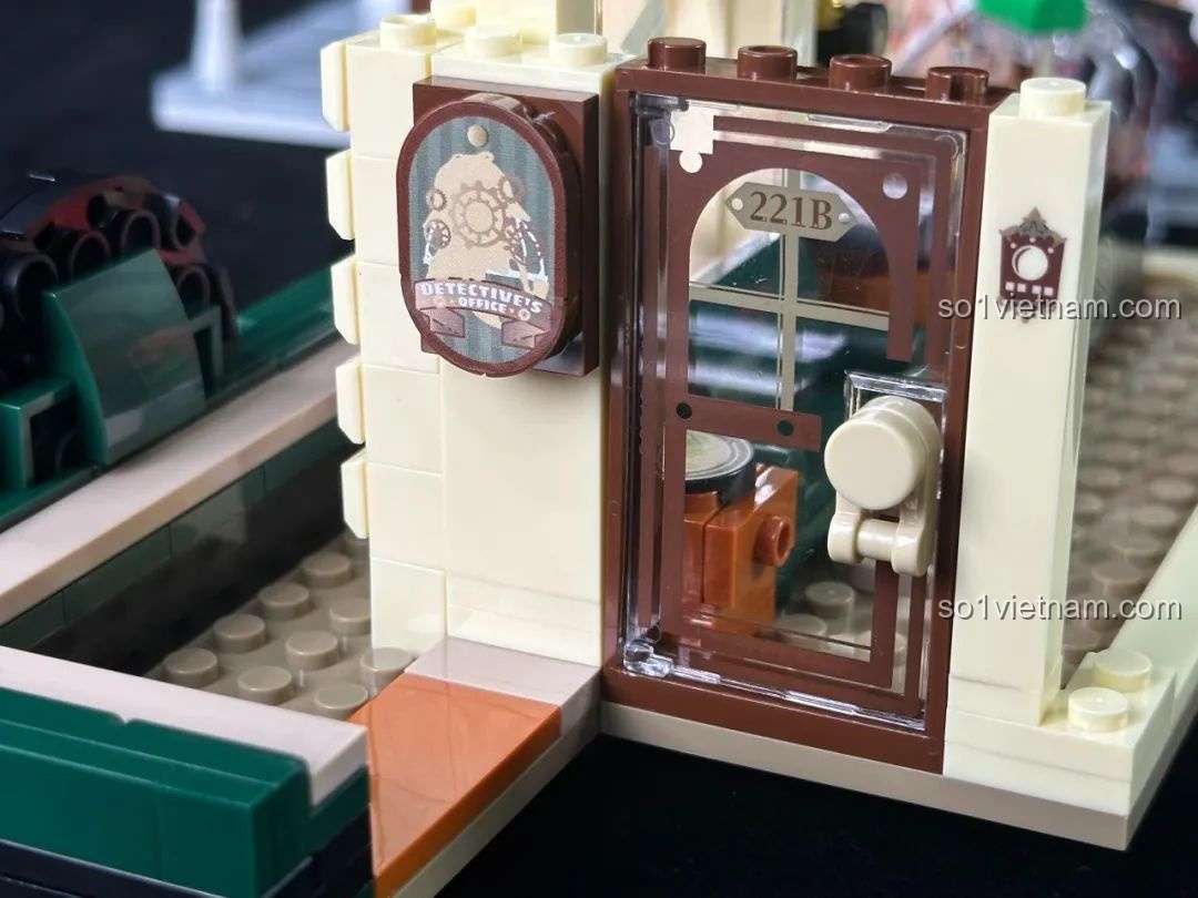 Cửa ra vào văn phòng thám tử trong inbrixx 880035 Văn phòng Thám tử Kumamon với biển hiệu và số nhà 221B.