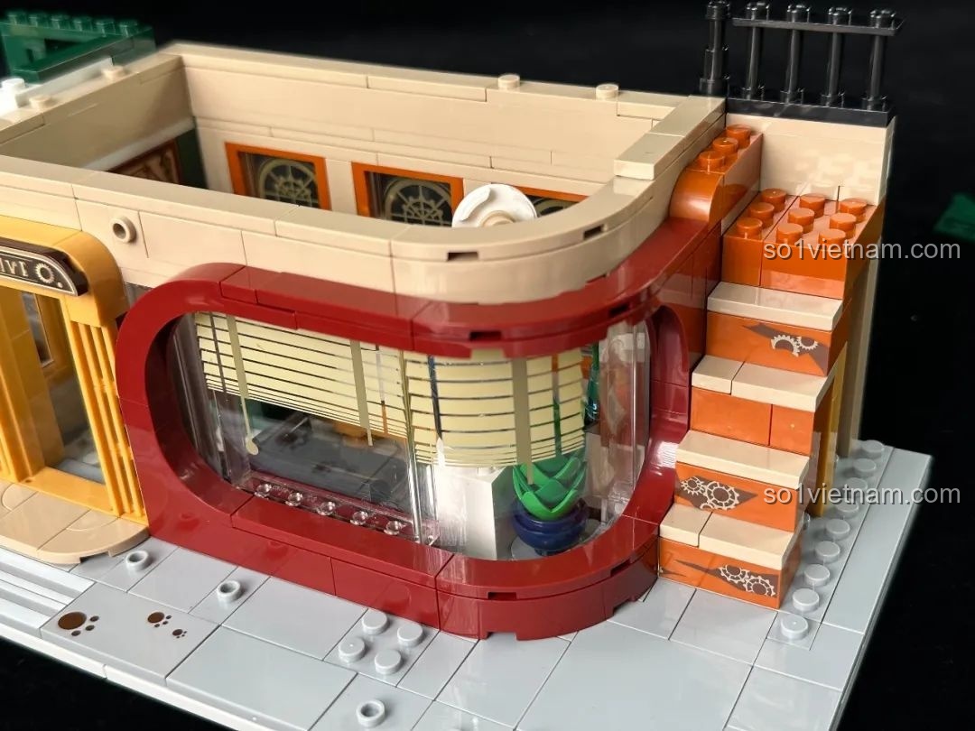 Góc cong của tầng trệt inbrixx 880035 Văn phòng Thám tử Kumamon với cửa sổ lớn và cầu thang bên cạnh.