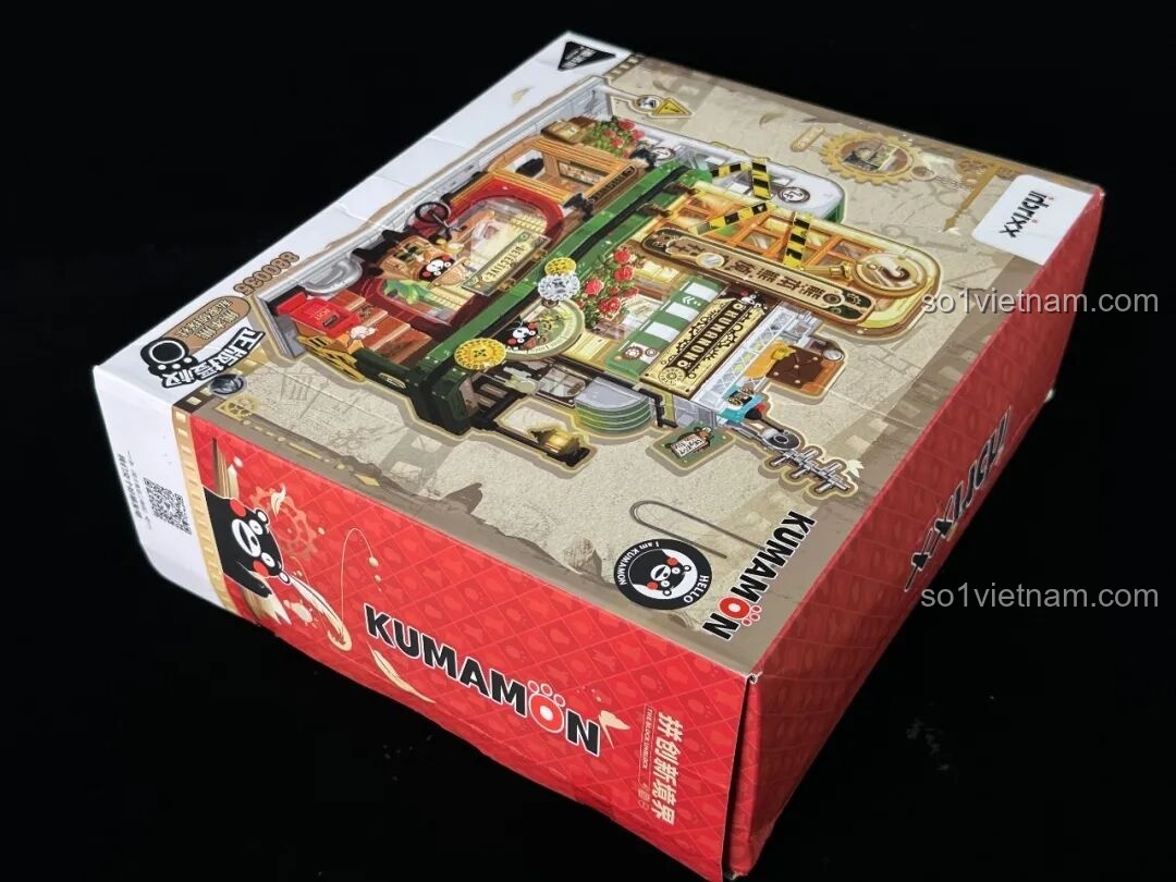 Góc nhìn nghiêng của hộp inbrixx 880035 Văn phòng Thám tử Kumamon, thể hiện thiết kế độc đáo và thông tin sản phẩm.