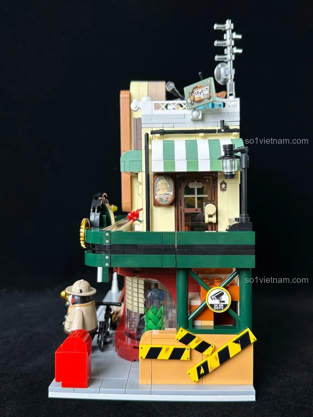 Minifigure Kumamon thám tử đang nhìn ra ngoài cửa sổ của inbrixx 880035 Văn phòng Thám tử Kumamon, tạo cảm giác sống động.