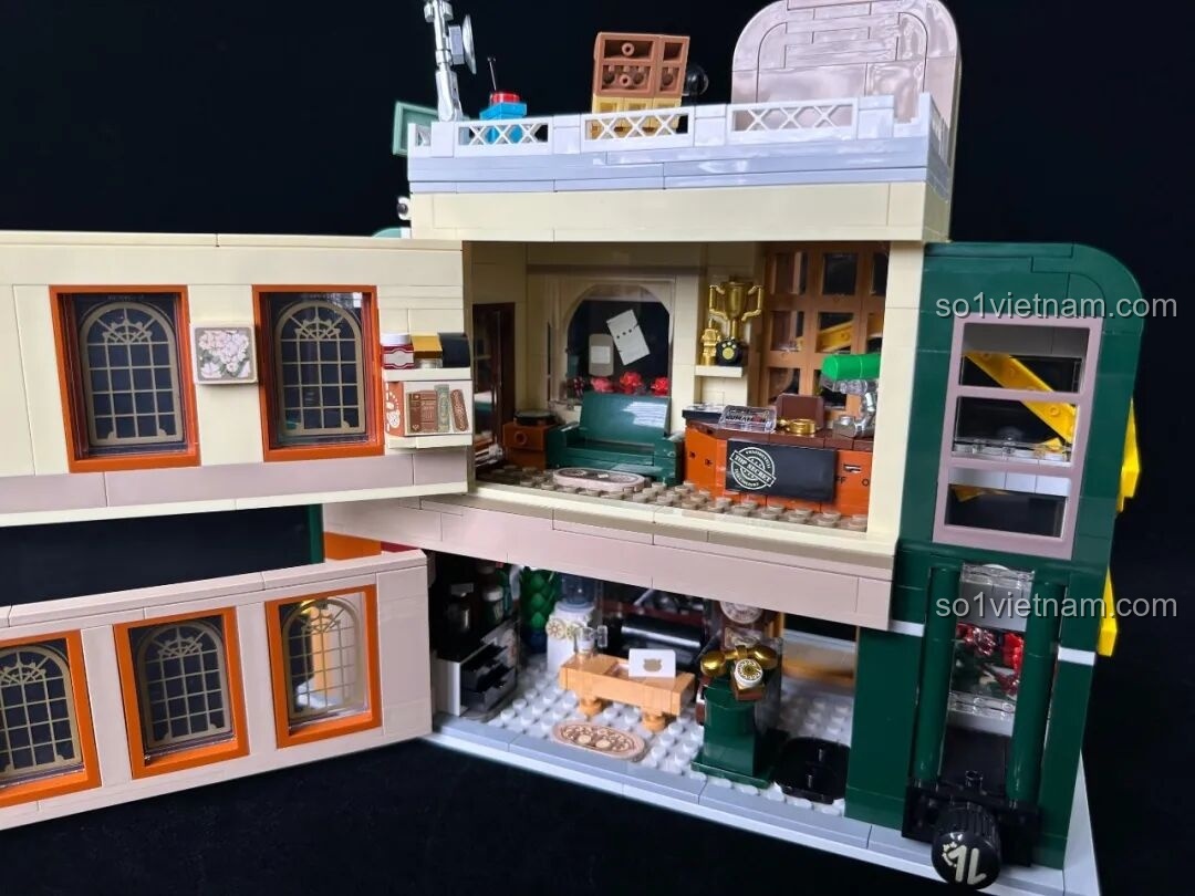 Cận cảnh Kumamon thám tử đang ngồi làm việc tại bàn trong inbrixx 880035 Văn phòng Thám tử Kumamon, với cúp vàng và bản đồ.