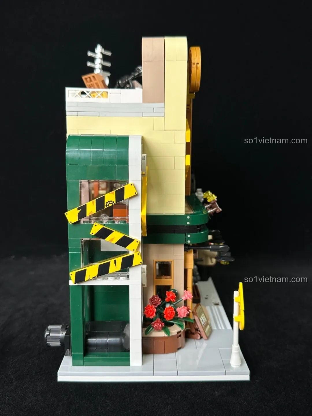 Góc nhìn xa của Kumamon thám tử đang làm việc trong inbrixx 880035 Văn phòng Thám tử Kumamon, với các chi tiết nội thất.