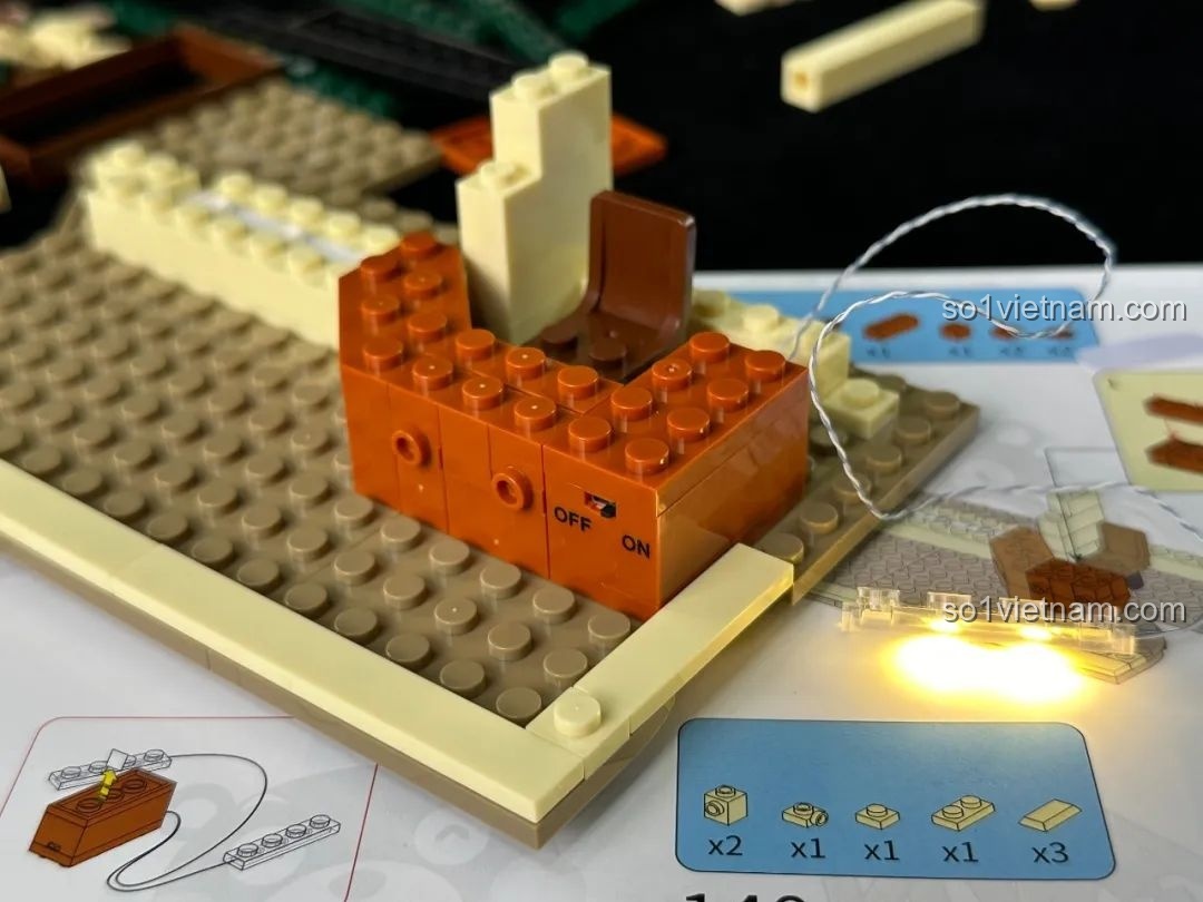 Cận cảnh quá trình lắp đặt đèn LED cho inbrixx 880035 Văn phòng Thám tử Kumamon, thể hiện sự tỉ mỉ trong thiết kế.