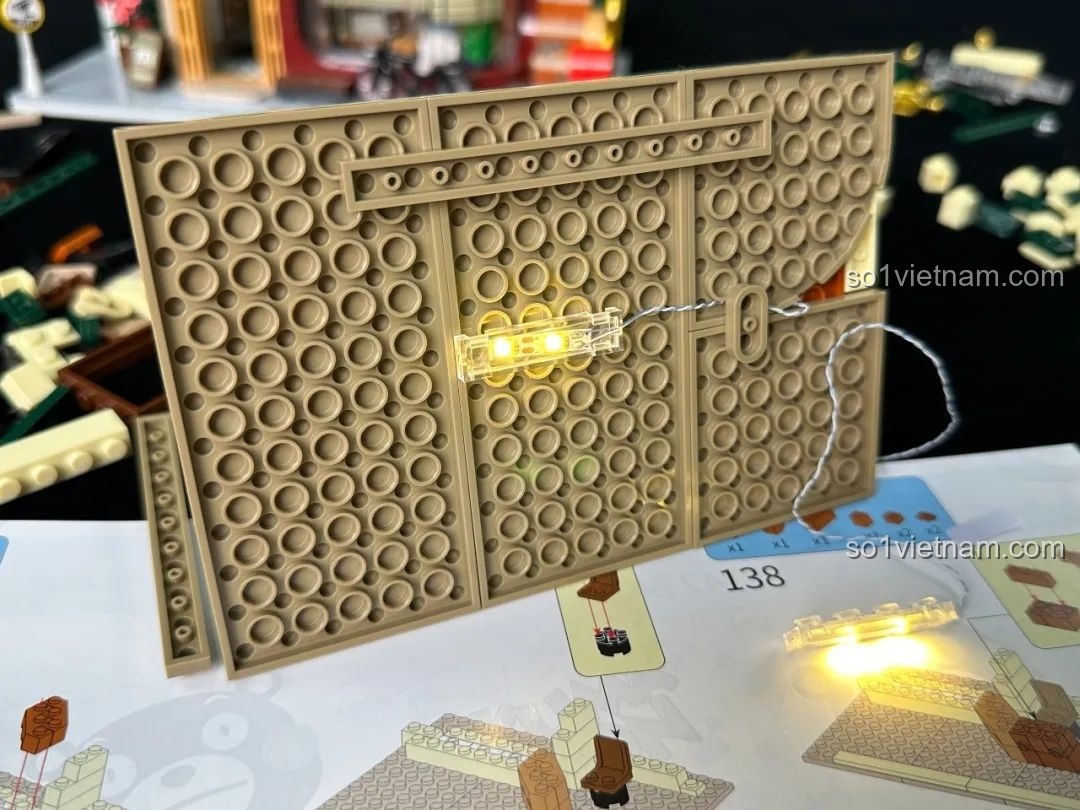 Hệ thống đèn LED được lắp đặt vào tường của inbrixx 880035 Văn phòng Thám tử Kumamon, tạo hiệu ứng ánh sáng ấm áp.