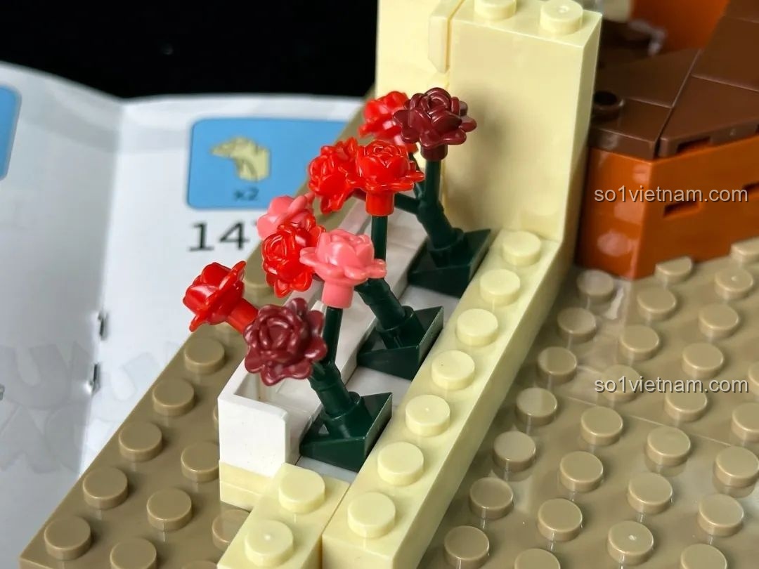 Lắp ráp các chi tiết hoa hồng nhỏ xinh cho inbrixx 880035 Văn phòng Thám tử Kumamon, tăng thêm vẻ đẹp cho mô hình.
