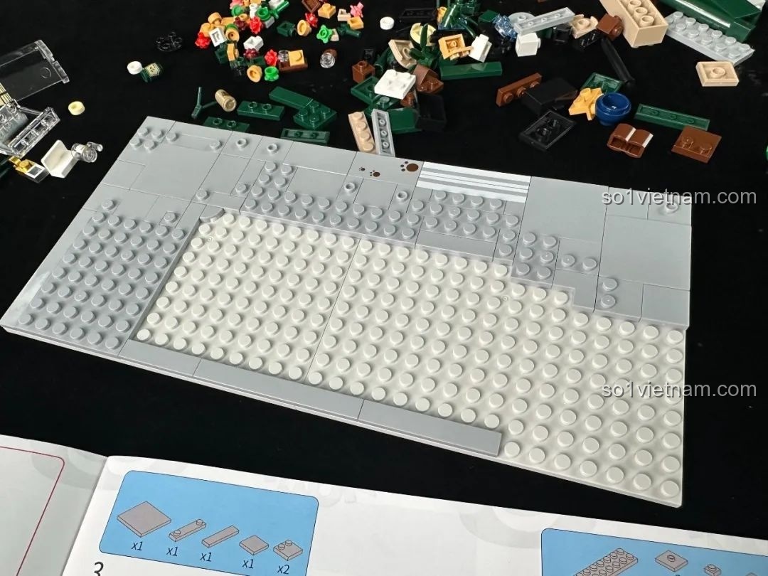 Quá trình lắp ráp nền móng của inbrixx 880035 Văn phòng Thám tử Kumamon, với các mảnh ghép lớn và chắc chắn.