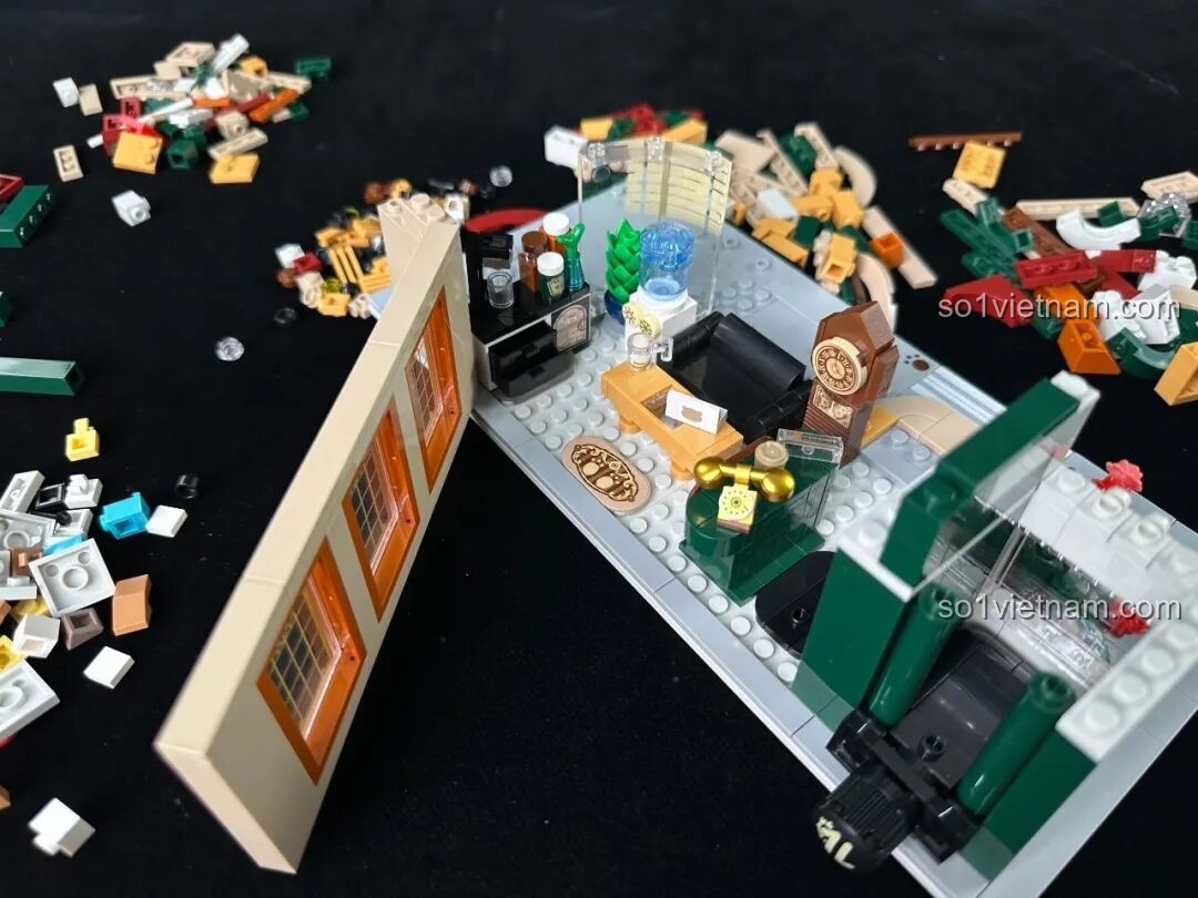 Quá trình lắp ráp tường tầng trệt của inbrixx 880035 Văn phòng Thám tử Kumamon, với các cửa sổ và chi tiết trang trí.