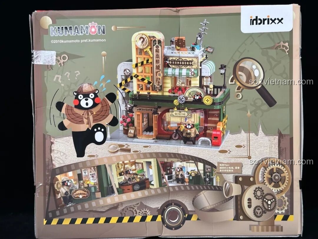 Mặt sau hộp inbrixx 880035 Văn phòng Thám tử Kumamon với hình ảnh Kumamon thám tử và các chi tiết nội thất bên trong mô hình.